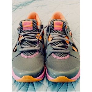 Nike memory foam shoes